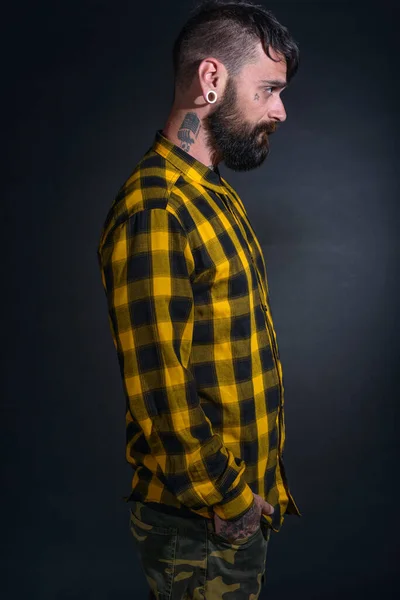 Profil Portret Brodatego Mężczyzny Tatuażami Twarzy Szyi Żółtej Czarnej Koszuli — Zdjęcie stockowe