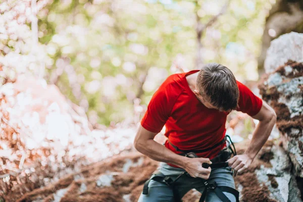 Young Climber Harness Belt Prepare Hiking Big Wall — Stock Photo, Image