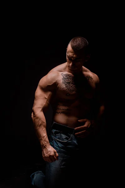 Siyah Arka Planda Kas Adam Gövdesi Vücut Geliştiren Atlet Portresi — Stok fotoğraf