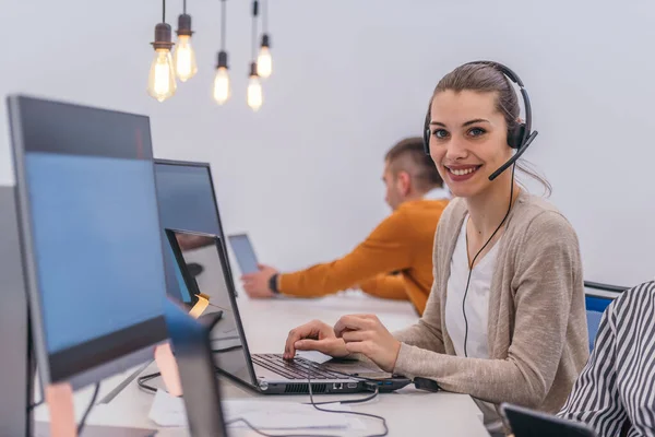 Mulher Negócios Atraente Com Fone Ouvido Trabalhando Laptop Espaço Trabalho — Fotografia de Stock