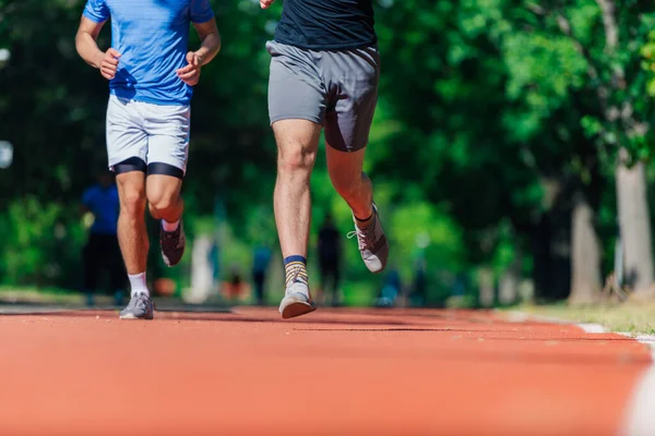 Füße Aus Nächster Nähe Mit Laufschuhen Und Kräftigen Athletischen Beinen — Stockfoto