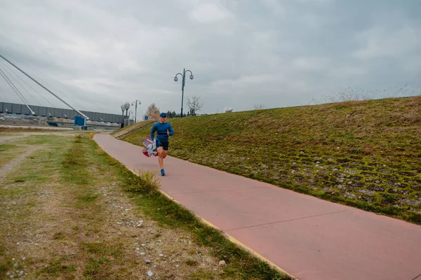 Runner Homme Courir Avec Concentration Détermination Force Vers Les Buts — Photo