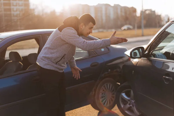 Motorista Está Nervoso Ele Está Discutindo Depois Dois Carros Acidente — Fotografia de Stock
