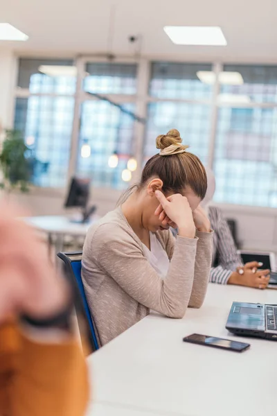 Porträtt Trött Affärskvinna Som Har Ett Affärsmöte Kontoret — Stockfoto