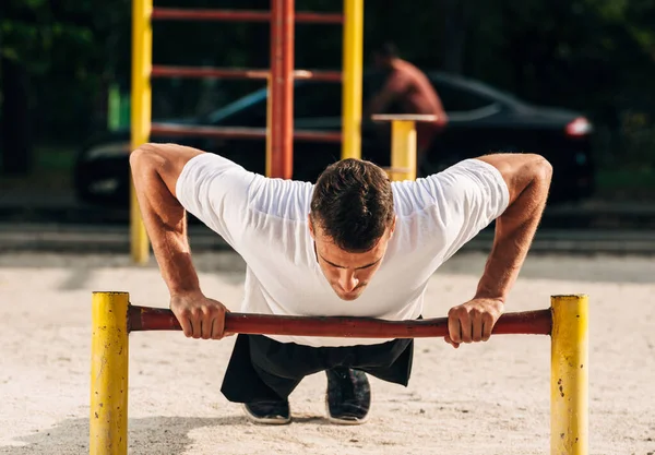 Fitness Push Ćwiczenia Człowiek Robi Prasa Ramię Trening Treningu Mięśni — Zdjęcie stockowe