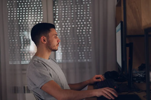 Programer Arbeitet Seinem Computer Während Das Bildschirmlicht Auf Seinem Gesicht — Stockfoto