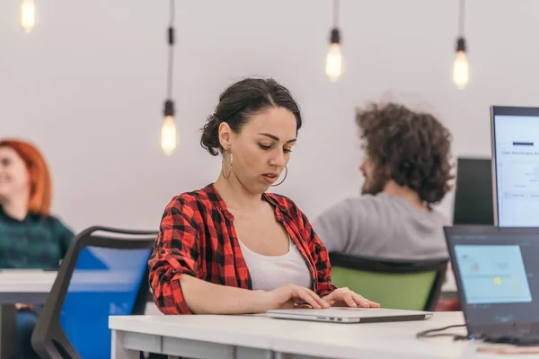 Empleado Vestido Casualmente Que Realiza Actividades Diarias Mientras Trabaja Una — Foto de Stock