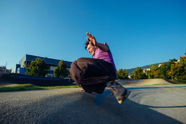 Athletic Man Performing Parkour Acrobatics Skatepark — 图库照片