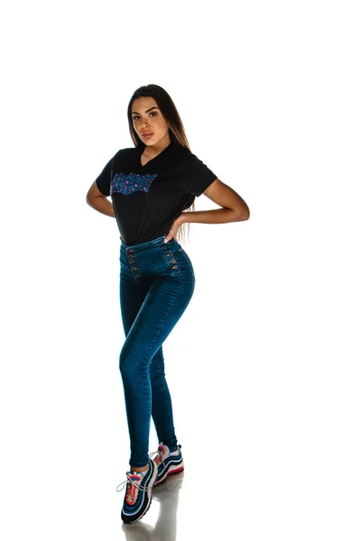 Elegante Jovem Mulher Vestindo Preto Shirt Isolado Branco Fundo — Fotografia de Stock