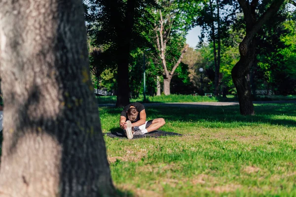 Jovem Saudável Fazendo Exercícios Alongamento Aquecimento Livre Tapete Fitness — Fotografia de Stock