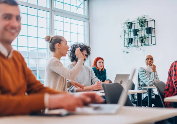 Multiethnische Millennial Associates Versammelten Sich Zur Lösung Aktueller Unternehmensprobleme — Stockfoto