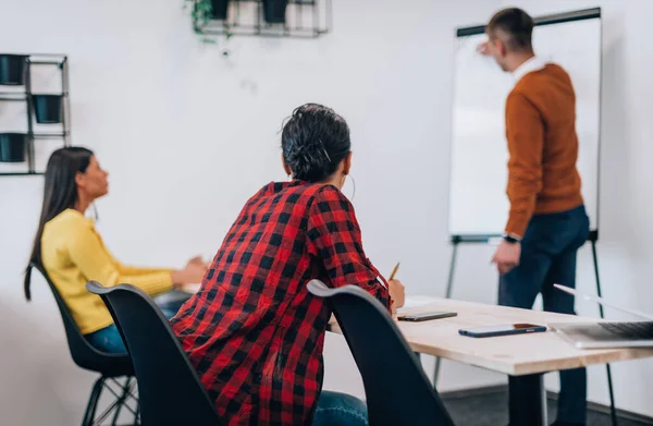 Gruppo Colleghi Lavoro Che Parlano Del Business Plan Ufficio — Foto Stock