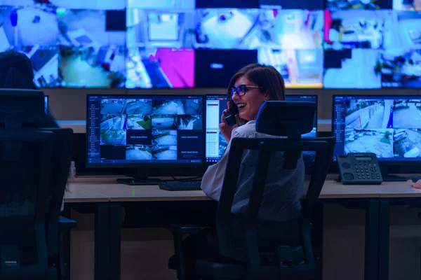 Equipo Que Trabaja Sala Control Del Sistema Operador Técnico Trabaja —  Fotos de Stock