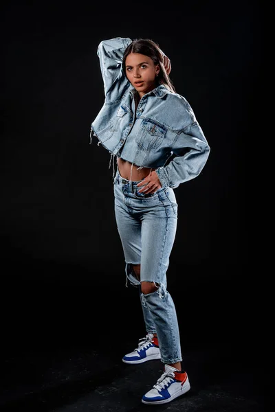 Porträtt Vacker Kvinnlig Modell Poserar Trendig Denim Jacka Och Blå — Stockfoto