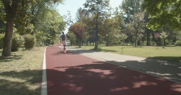 Rubia Atleta Masculino Corriendo Tren Sprint Pista Atletismo Ajuste Piernas — Vídeos de Stock