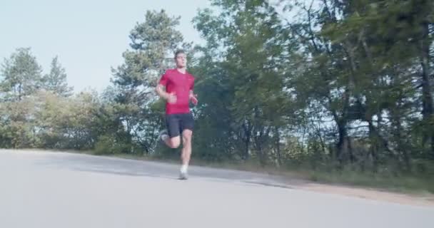 Uomo Che Corre Rallentatore Nella Strada Montagna Macchina Fotografica Seguire — Video Stock