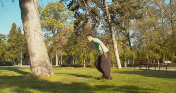 Rapaz Backflip Formação Parque Pela Manhã — Vídeo de Stock