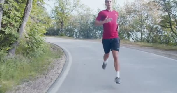 Mannen Som Springer Slow Motion Bergsvägen Kameradocka Full Skott — Stockvideo