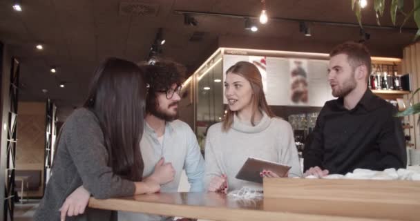 Молоді Люди Розважаються Кафе Барі Під Час Роботи — стокове відео