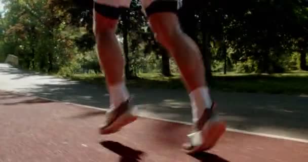 Rubia Atleta Masculino Corriendo Tren Sprint Pista Atletismo Ajuste Piernas — Vídeo de stock