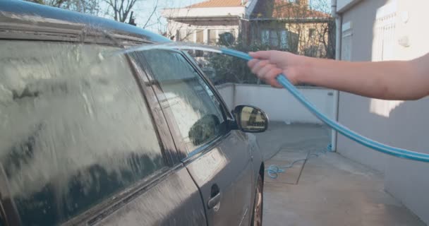 Fiú Mossa Apja Kocsiját Garázs Előtt Egy Napsütéses Napon — Stock videók