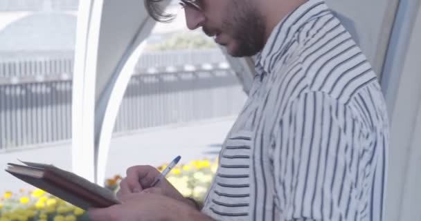 Biznesmen Pracujący Zdalnie Zapisujący Swoje Myśli Kartce Papieru — Wideo stockowe
