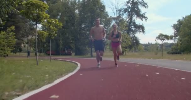 Pareja Joven Corriendo Parque — Vídeos de Stock