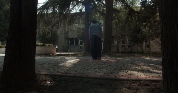 Hombre Parkour Haciendo Trucos Parque Corredor Libre Entrenando Puerto Acrobático — Vídeo de stock