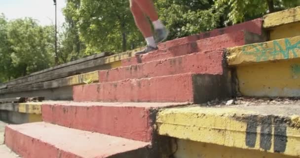 Gesunder Lebensstil Mann Mittleren Alters Läufer Rennt Die Treppe Hinauf — Stockvideo