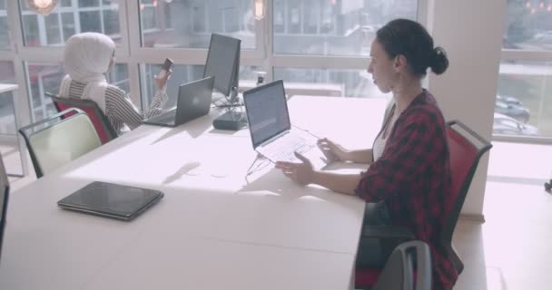 Menschen Unterschiedlicher Ethnischer Zugehörigkeit Arbeiten Einem Modernen Büro — Stockvideo