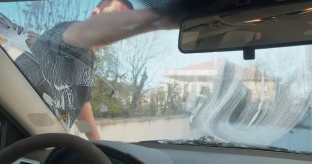 Zwei Brüder Waschen Einem Sonnigen Tag Vor Der Garage Das — Stockvideo