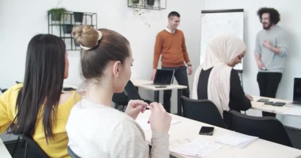 Jóvenes Multirraciales Una Clase Aprendiendo Cosas Nuevas Concepto Educación — Vídeos de Stock