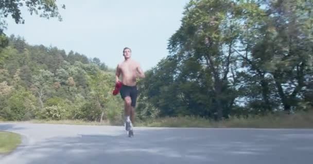 Uomo Che Corre Solo Sulla Strada Montagna Macchina Fotografica Seguire — Video Stock