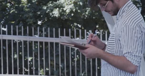 Homme Affaires Travaillant Distance Écrivant Ses Pensées Sur Morceau Papier — Video