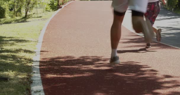 金发男子短跑运动员在田径运动田径上进行短跑训练 马拉松选手在激烈的短跑运动中 — 图库视频影像