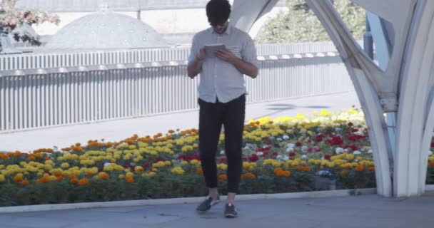 Şehir Merkezindeki Bir Parkta Uzaktan Çalışan Bir Adamı — Stok video