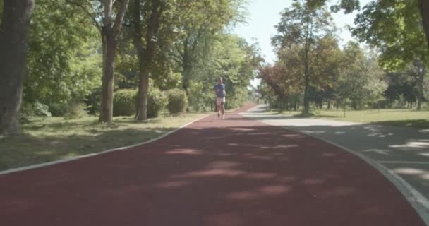 트랙에서 단거리달리기를 금발의 단거리 달리기를 마라톤 — 비디오