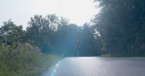 Baixo Ângulo Homem Correndo Estrada Montanha Início Manhã — Vídeo de Stock