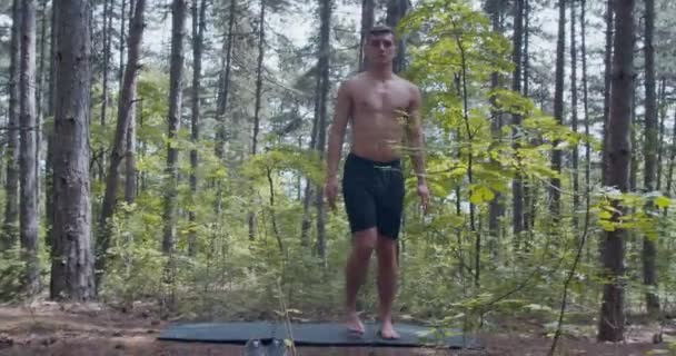 Joven Haciendo Movimiento Yoga Parque — Vídeos de Stock