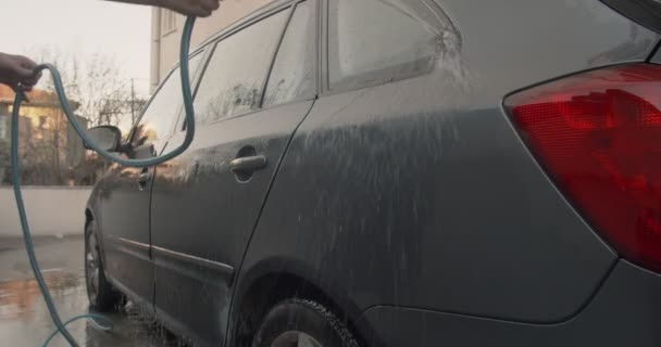 Chłopiec Myje Samochód Ojca Przed Garażem Słoneczny Dzień — Wideo stockowe
