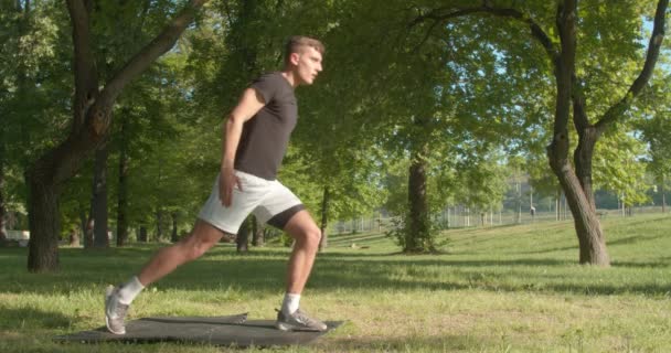 Jonge Man Doet Yoga Stretching Beweging Het Park Ochtend Gelukkig — Stockvideo