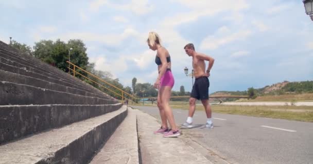 Merdivenlerden Atlayan Genç Bir Çift — Stok video