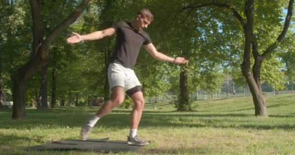 Giovane Uomo Che Yoga Stretching Movimento Nel Parco Mattino — Video Stock