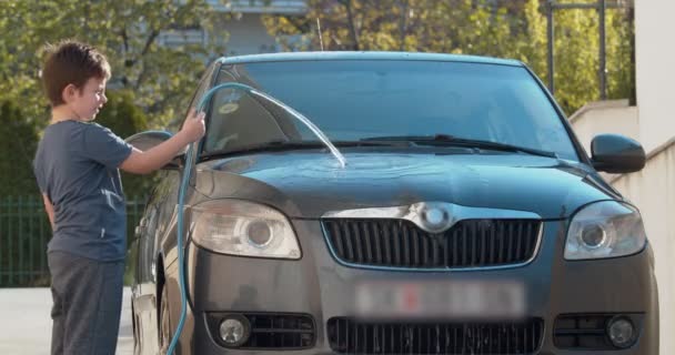 Küçük Çocuk Arka Bahçede Aile Arabasını Yıkamasına Yardım Ediyor — Stok video