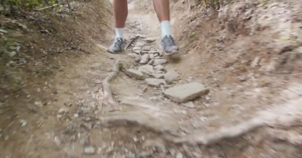 Άνθρωπος Τρέχει Κάτω Κατεβαίνει Ένα Χωματόδρομο Στο Βουνό — Αρχείο Βίντεο