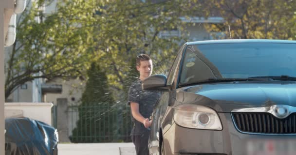 Adolescente Menino Lavando Seu Pai Carro Frente Garagem Dia Ensolarado — Vídeo de Stock