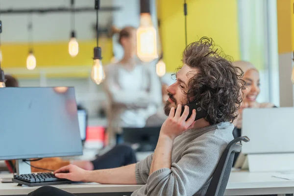 Ein Bärtiger Angestellter Mit Afrofrisur Telefoniert Während Von Seinen Multiethnischen — Stockfoto