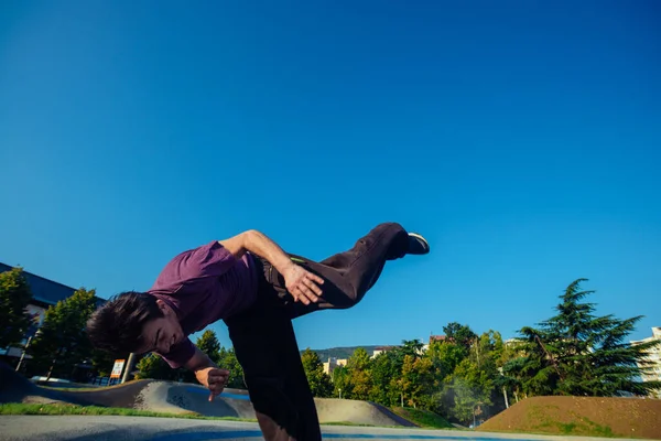 Ung Muskulös Kille Utför Parkour Tricks Utomhus Skateboard Park — Stockfoto