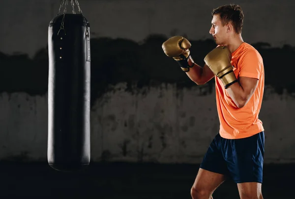 Joven Boxeador Muscular Usando Saco Boxeo Gimnasio Boxeador Golpeando Saco — Foto de Stock