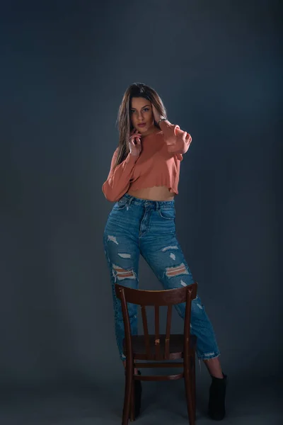 Female Model Orange Crop Top Blouse Jeans Posing Front Wooden — Stock Photo, Image